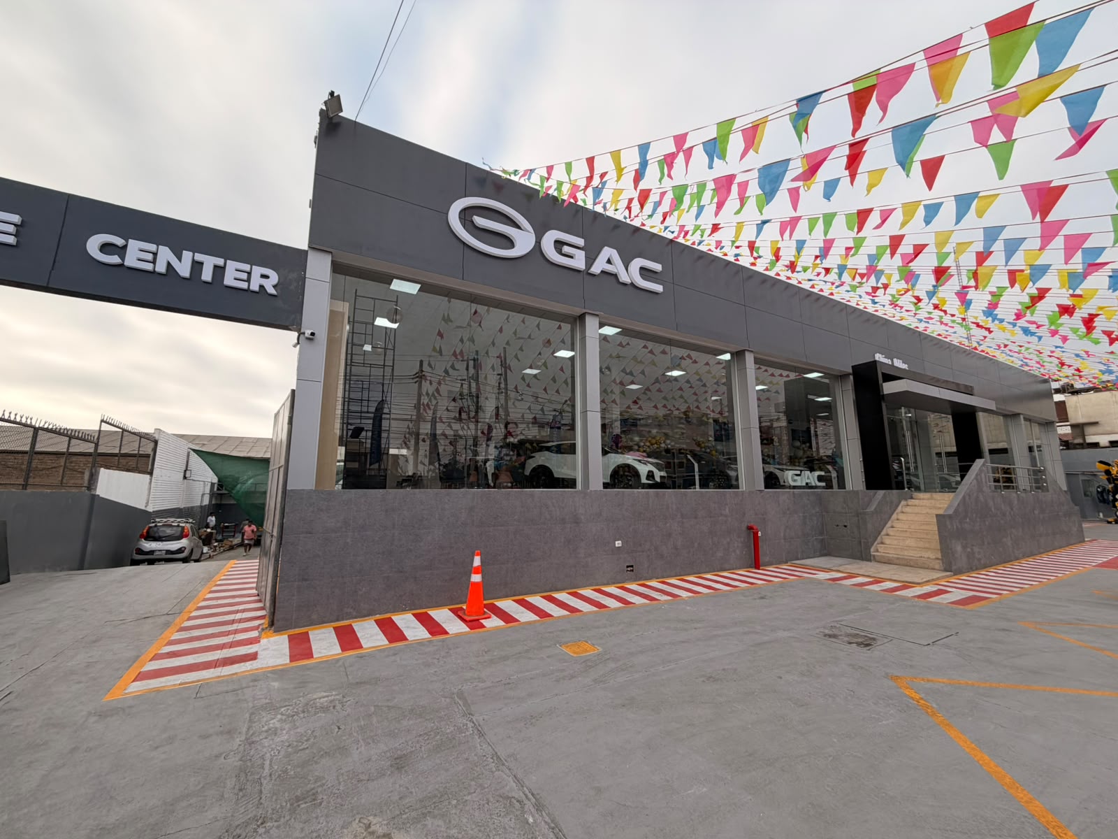Fachada del local GAC China Miles en Av. Colonial 2022