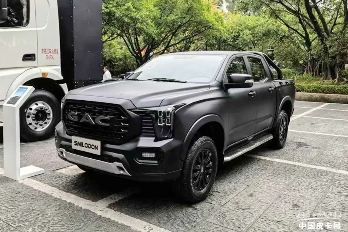SMILODON PRO: Vista frontal tres cuartos